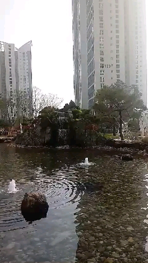 신축APT에 딸린 분수대 연못