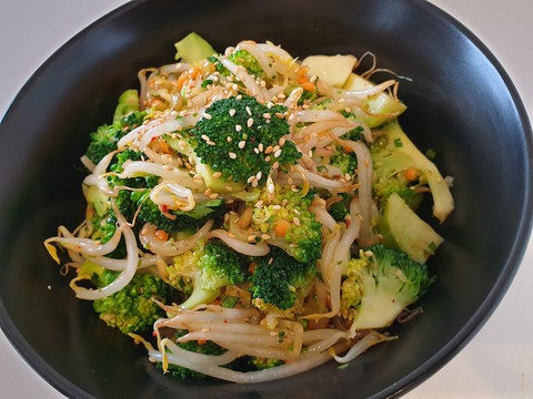 Sojasprossen- Broccoli Salat