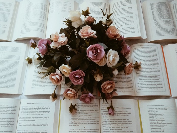 Kitap ve çiçek