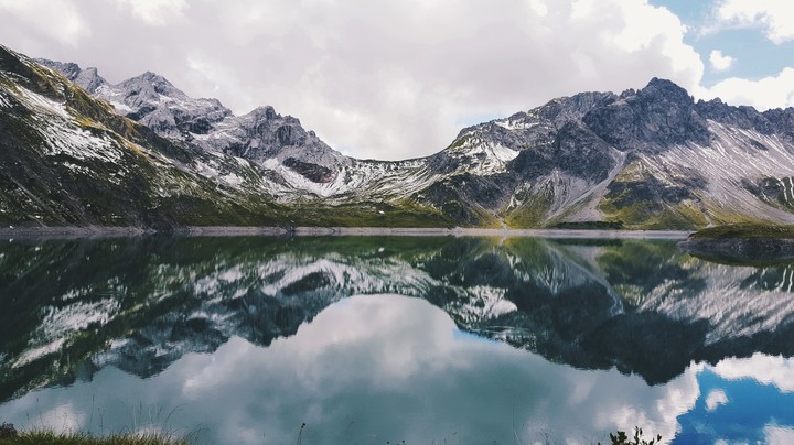 Mirror on the sea, tell me where the beautiful mountains be