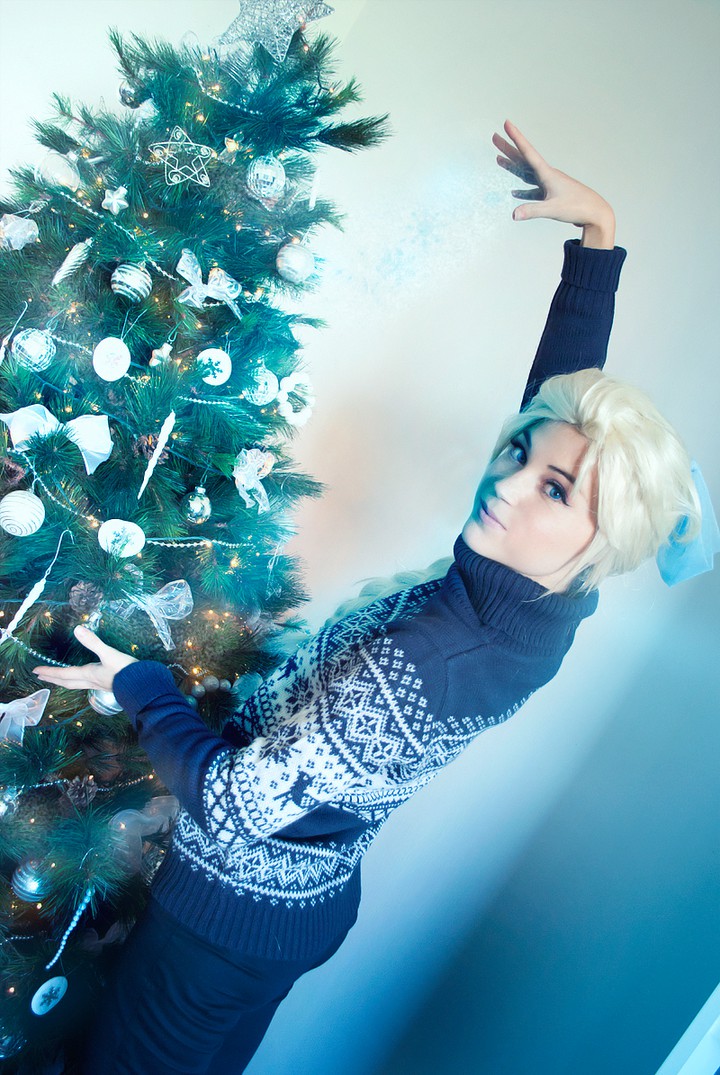 ELSA'S MAGICAL CHRISTMAS TREE