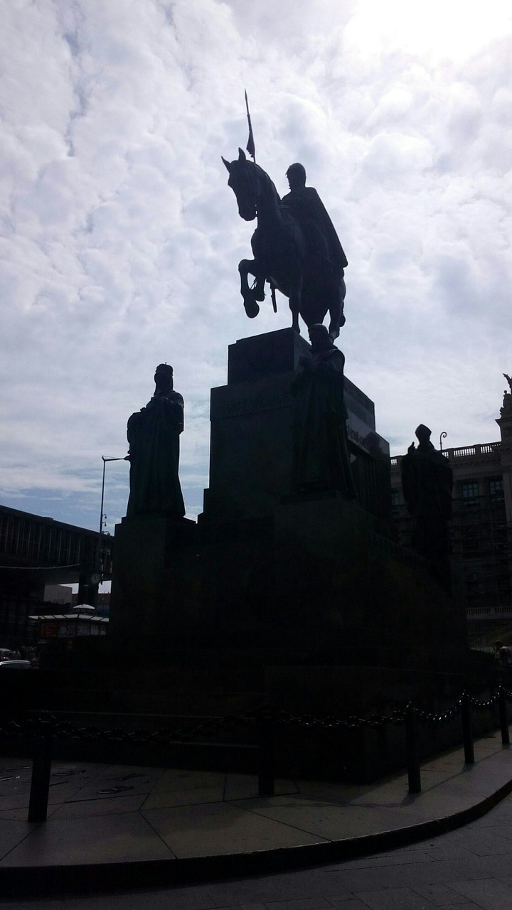 statue