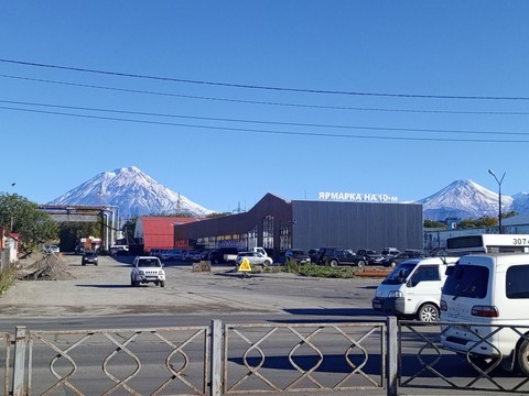 tapety summit, Pole