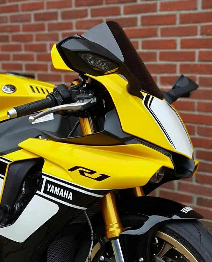 Yamaha_R1