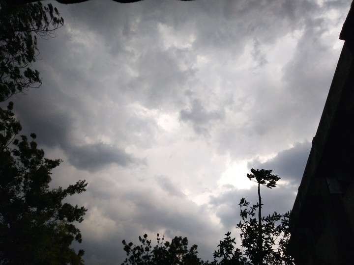 CLOUDS BEFORE THUNDERSTORM