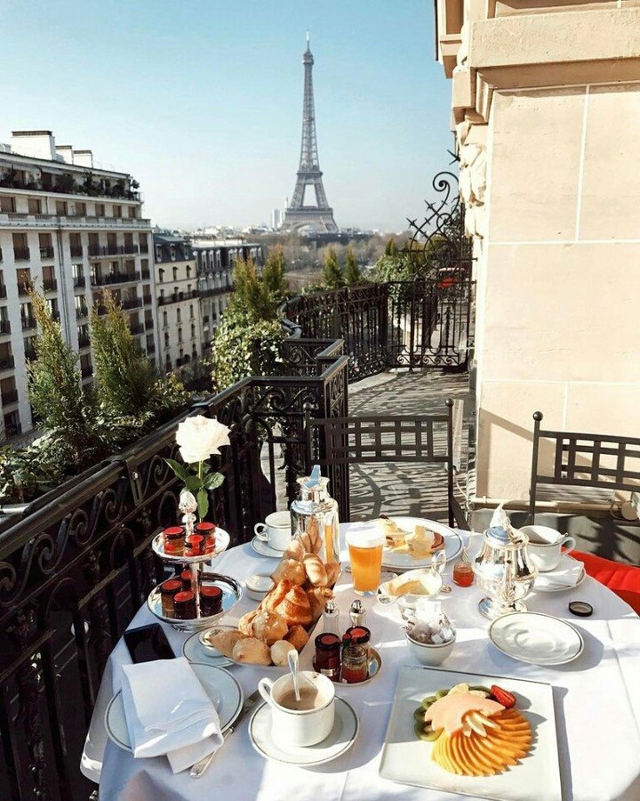 Breakfast In Paris
