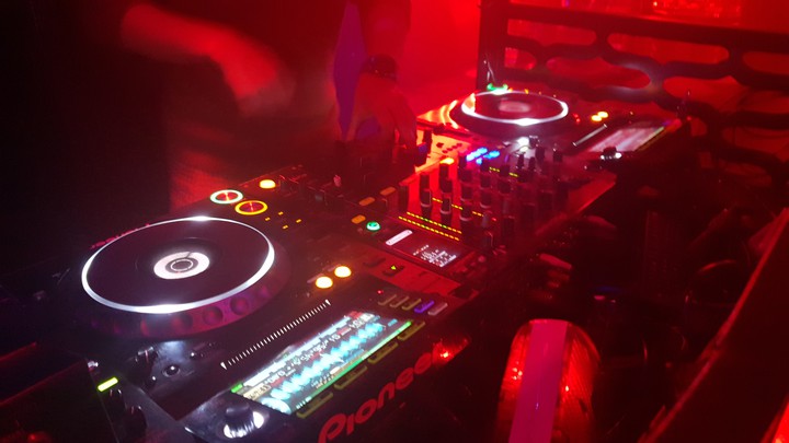 DJ