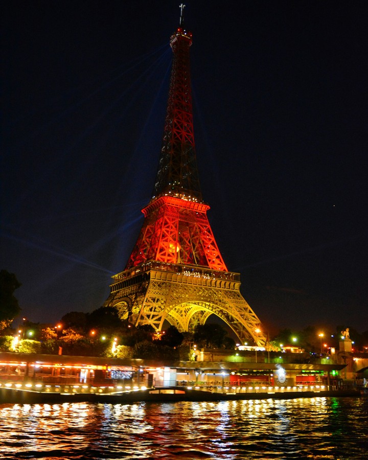 Eifel tower at night