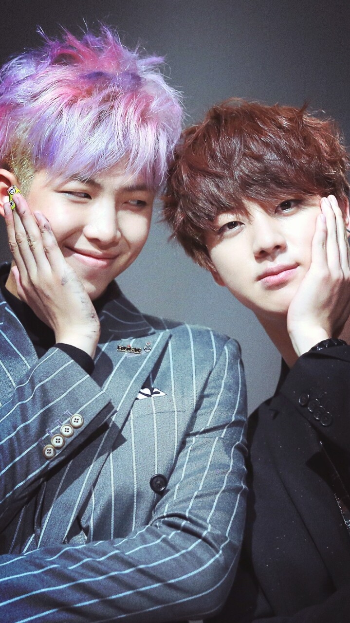 How he looks at him omona !