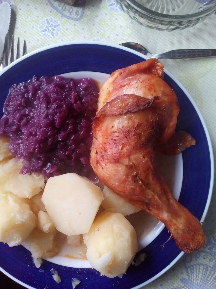 Hänchenschengel mit Rot kraut und Kartoffeln.