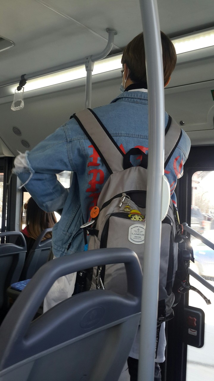 I think i saw a kpop idol in the bus