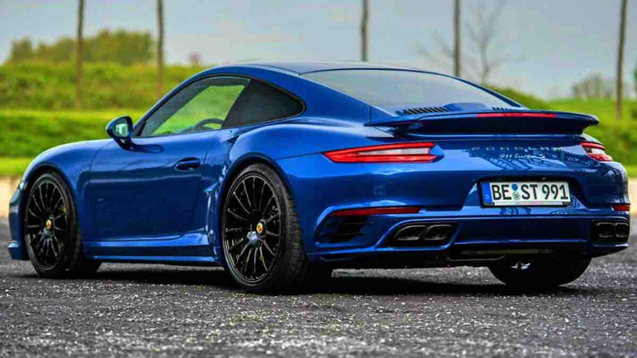 The fascinating blue Porsche
