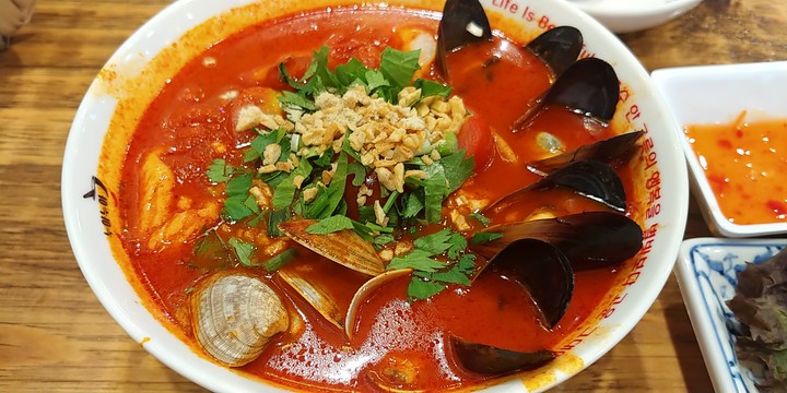 seafood tomato noodle