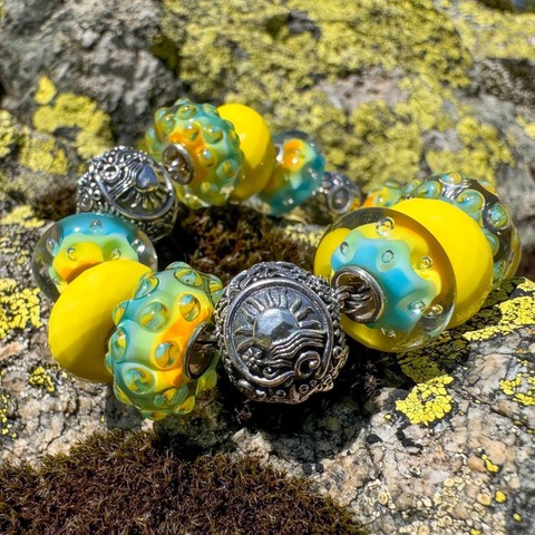 обои Yellow, bracelet