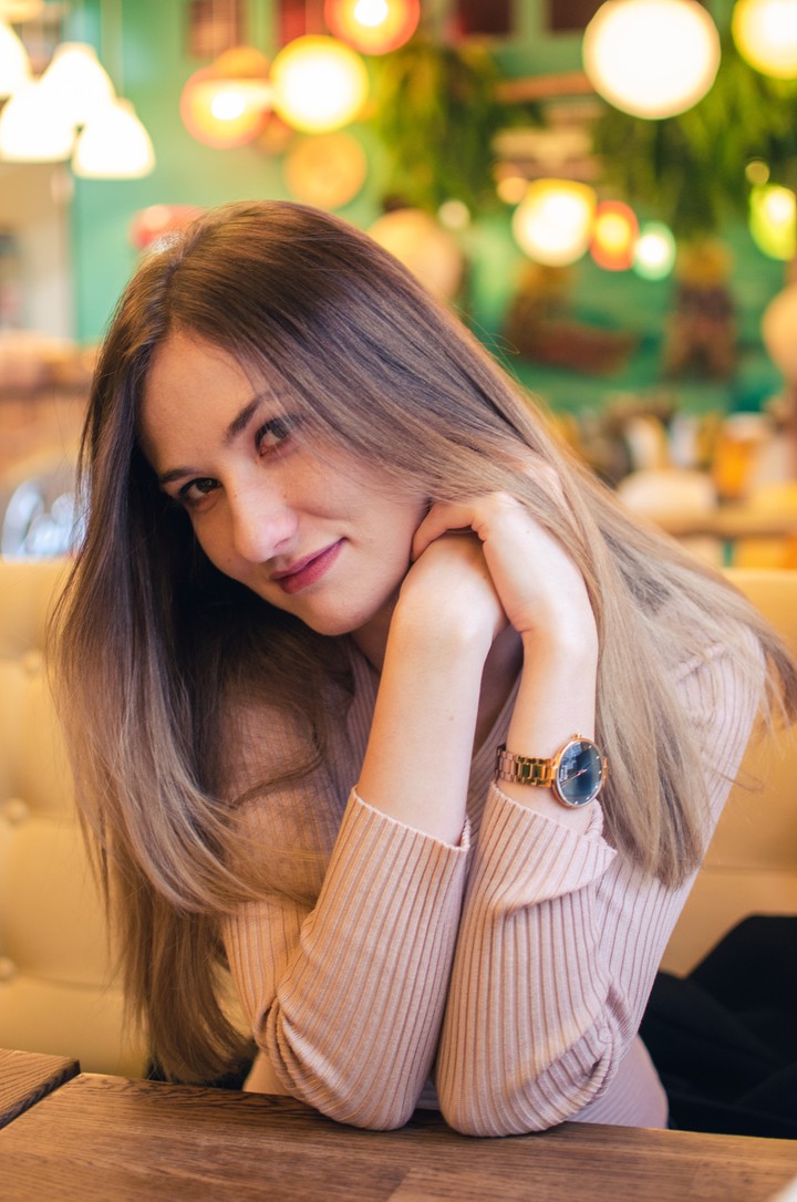 девушка в кафе