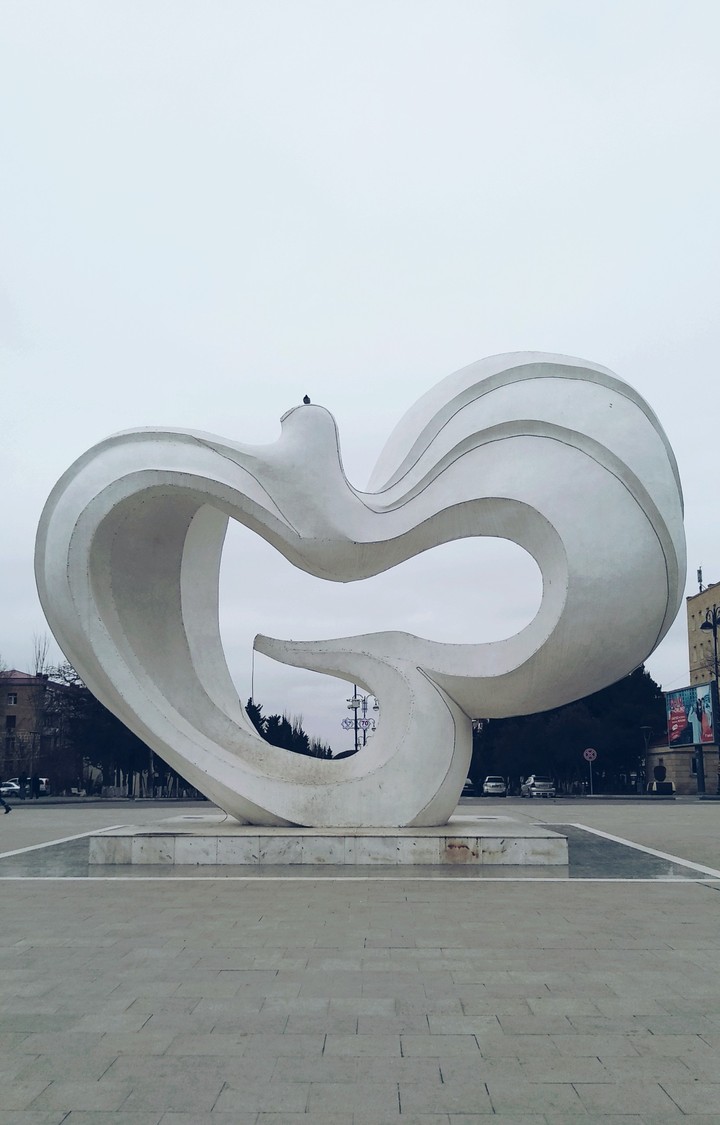 Azerbaijan . Sumgayit . Pigeon statue