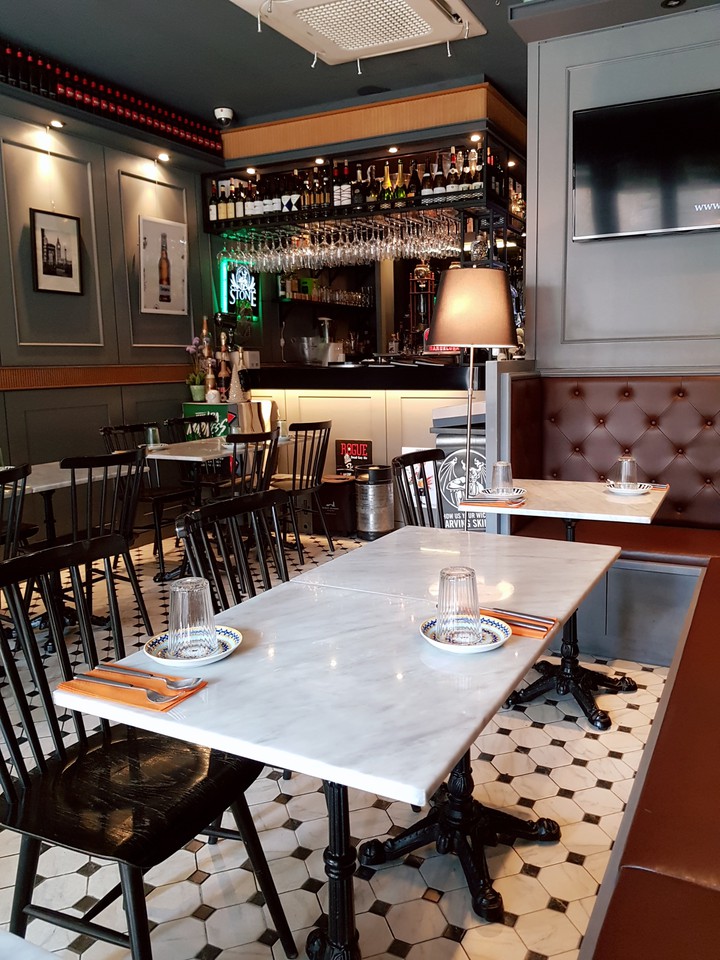 bar restaurant