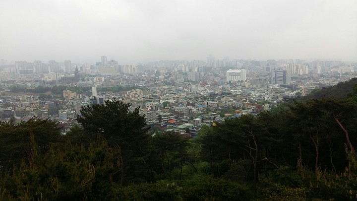 산에서 내려다보는 도시