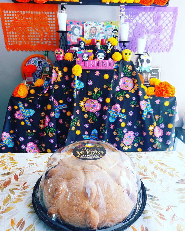 altar del día de muertos y pan de muerto.