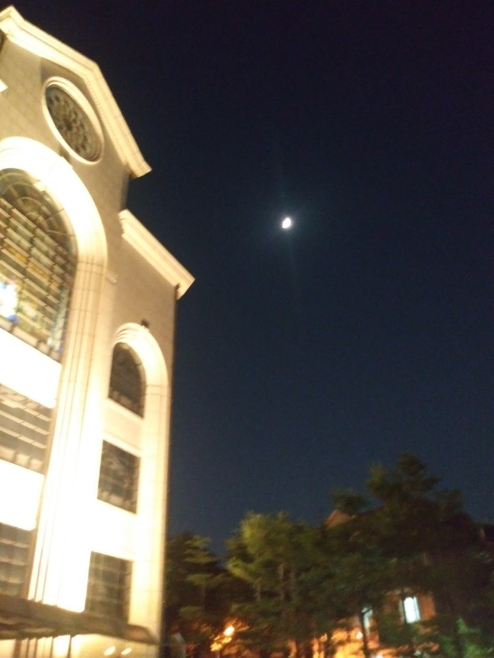 달 moon