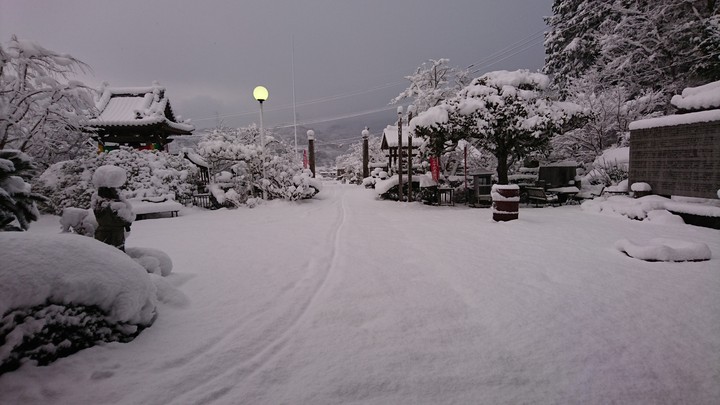 雪景色於明王院にて