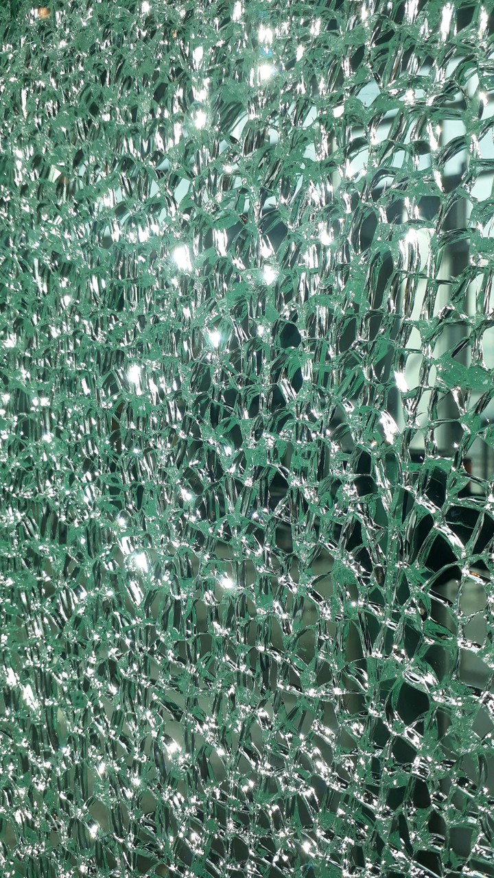 A Beleza de um Vidro trincado (Broken Glass)