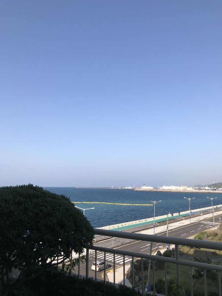 테라스에서 바라보는 바다