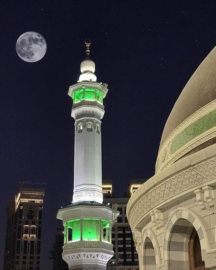 La luna solo brilla de noche