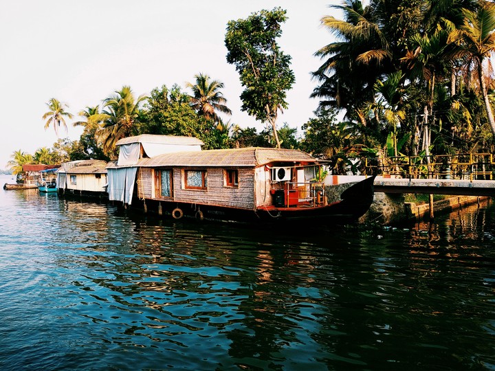 houseboat