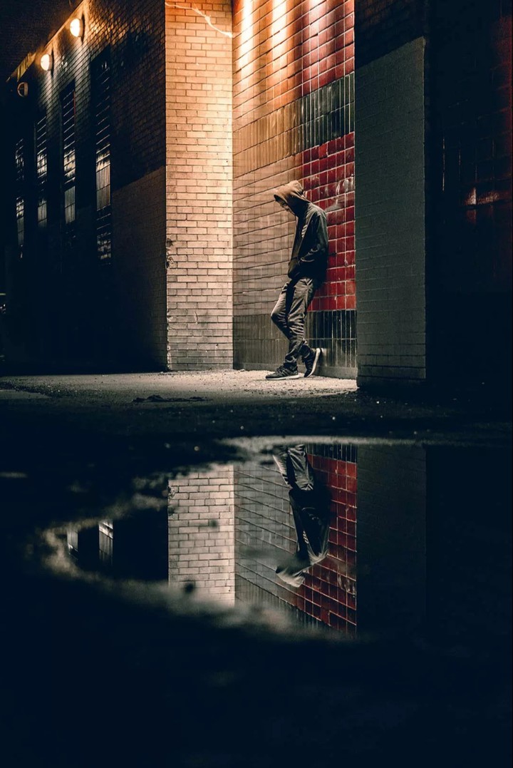 solo en la noche gris