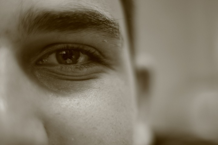 Half eyes / Half look