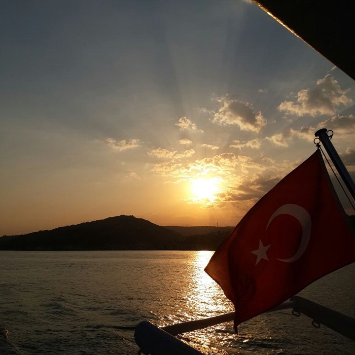 Bayrak ve Gün Batımı