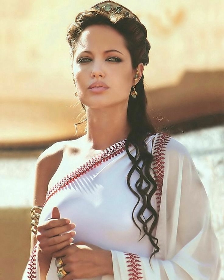 angelina jolie gueen