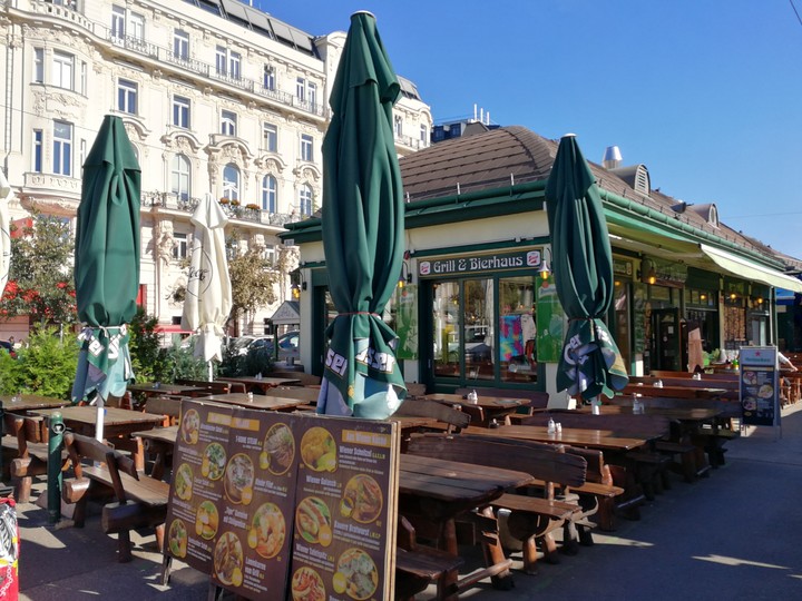 open café in wien market place
