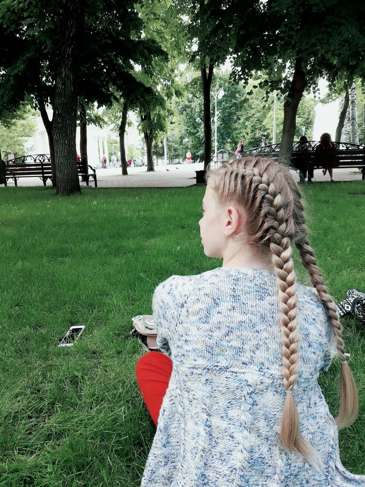 Девушка. Косы.