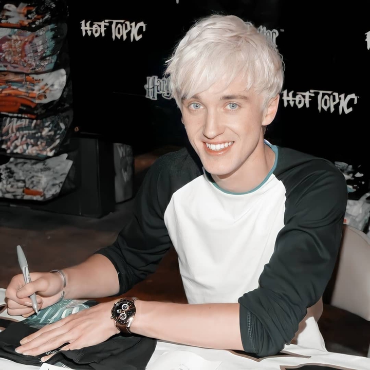 His smile mean the world to me(✿ ♥‿♥)
