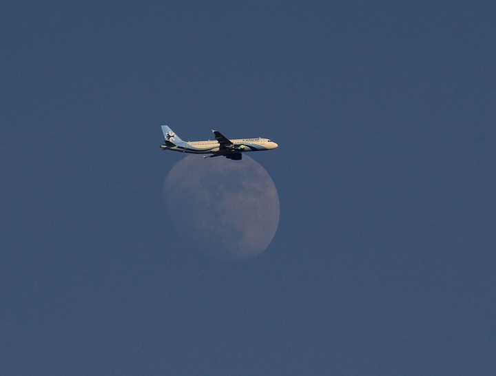 avión y Luna
