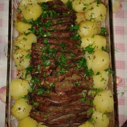 Filé mignon no vinho com batatas.