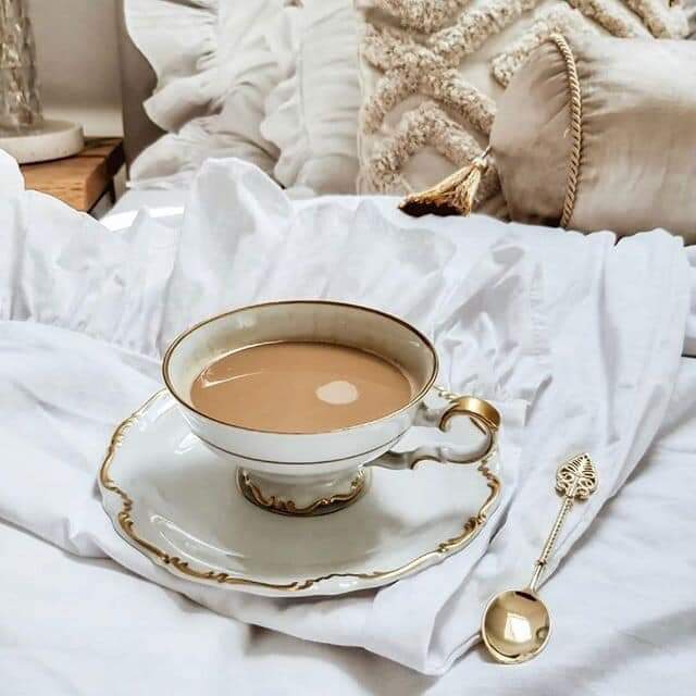 Кава ранкова в ліжко.