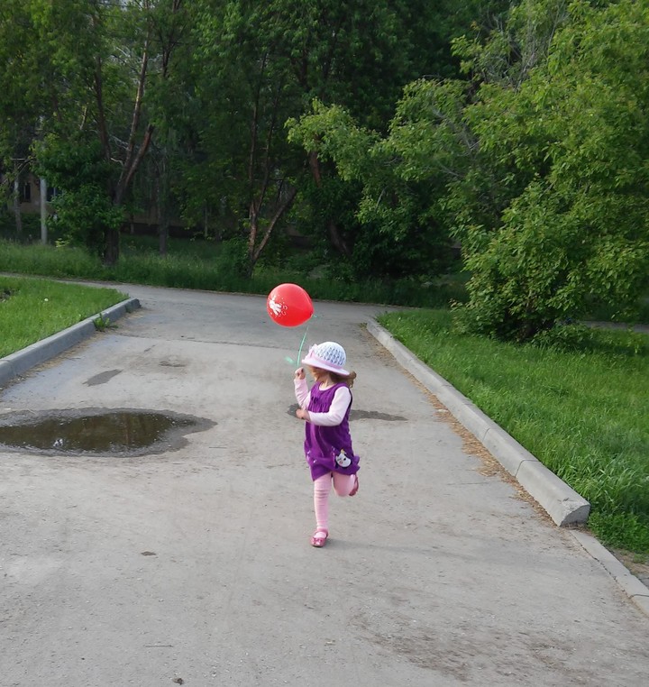 Девочка и шарик