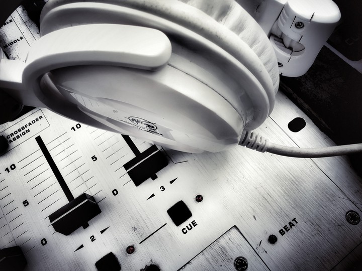 DJ