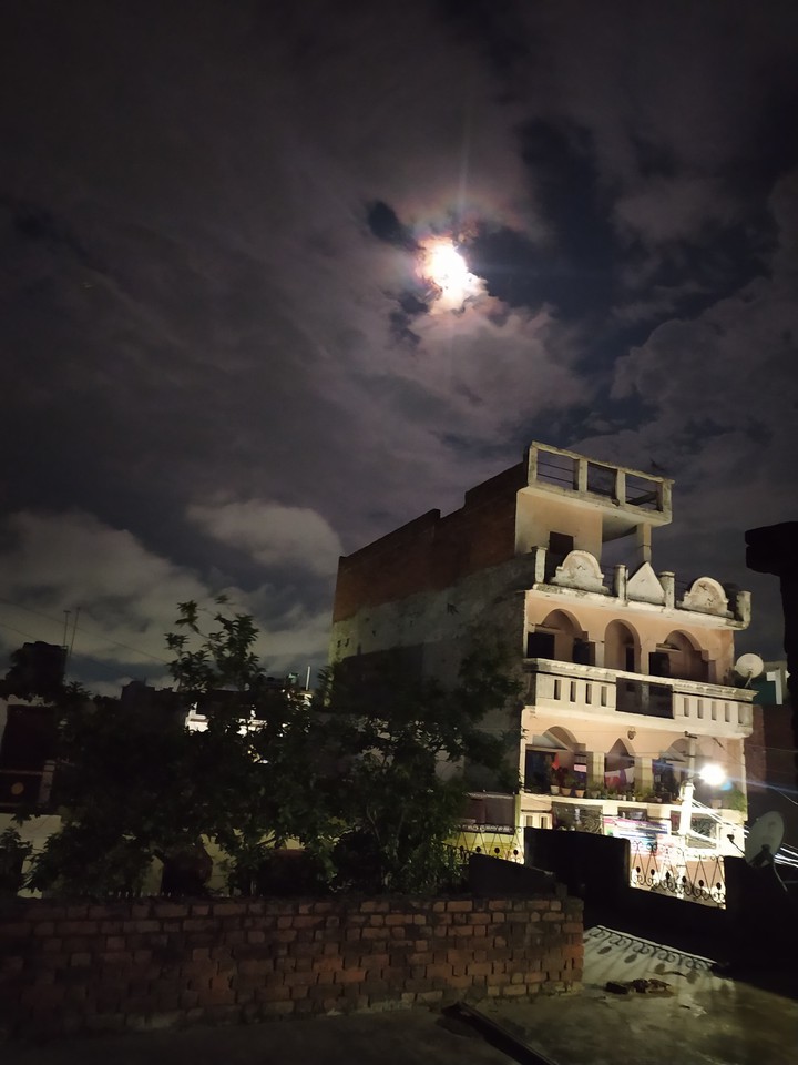 Halos around the moon?