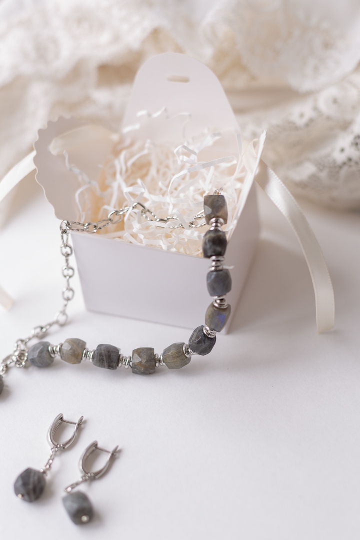 Deceptive silence. Jewelry set.