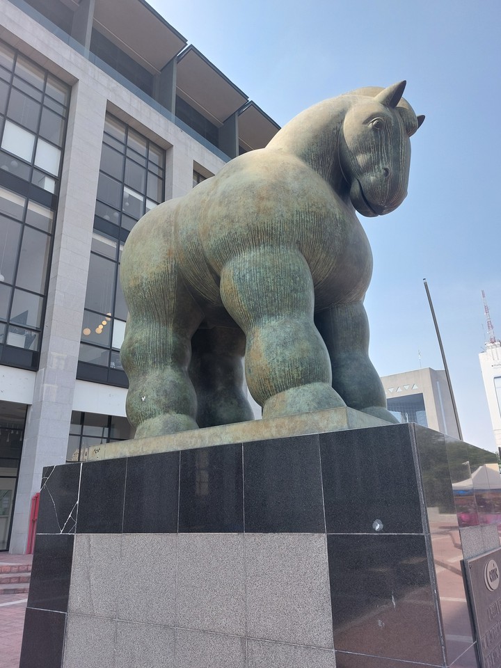 "El caballo" del artista Español Botero. Monterrey México