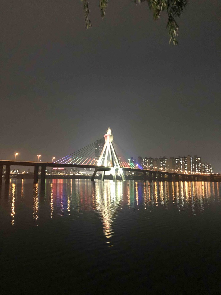 올림픽대교를 야간에 풍납동 강변에서