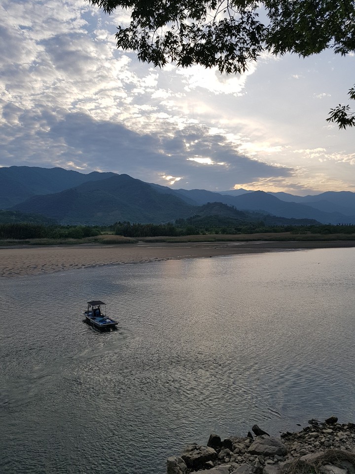 Sit on the margin of a sumjin river