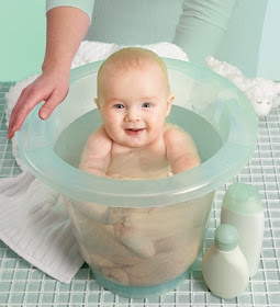 bébé au bain