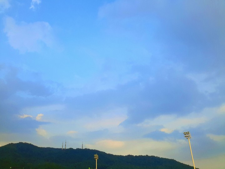 학교 뒷 산