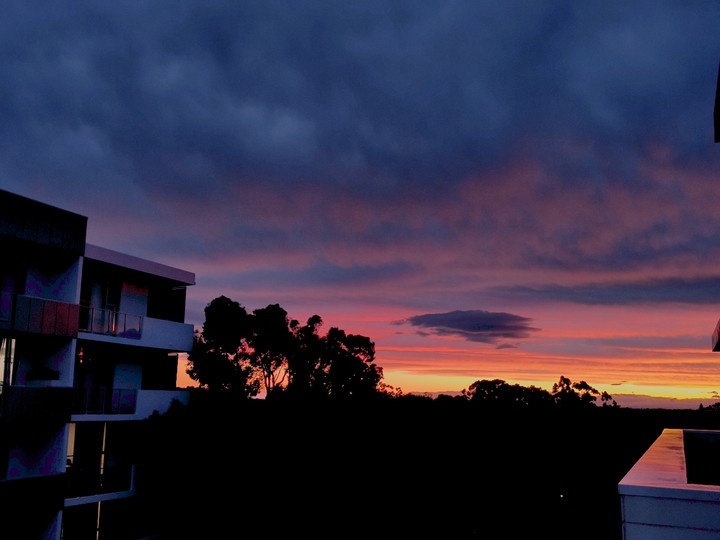 Sunset painting the sky crimson ?