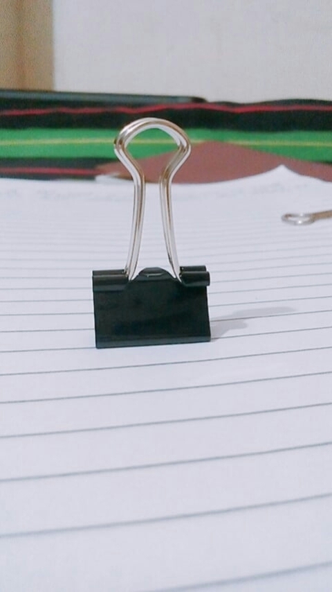 Folding paper clip